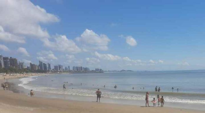 Três pessoas são resgatadas de afogamento na praia de Piçarras