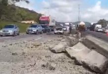 Acidente com vazamento de óleo na BR-101 em Penha provoca filas quilométricas na rodovia