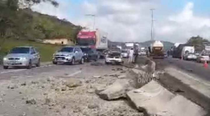Acidente com vazamento de óleo na BR-101 em Penha provoca filas quilométricas na rodovia
