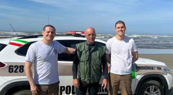 “Surfistas da lei”: tio e sobrinho, PMs salvam pescador na praia de Barra Velha