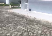 Morador denuncia fiação exposta na Praça Lauro Carneiro de Loyola, no centro de Barra Velha