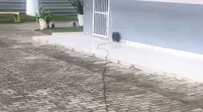 Morador denuncia fiação exposta na Praça Lauro Carneiro de Loyola, no centro de Barra Velha