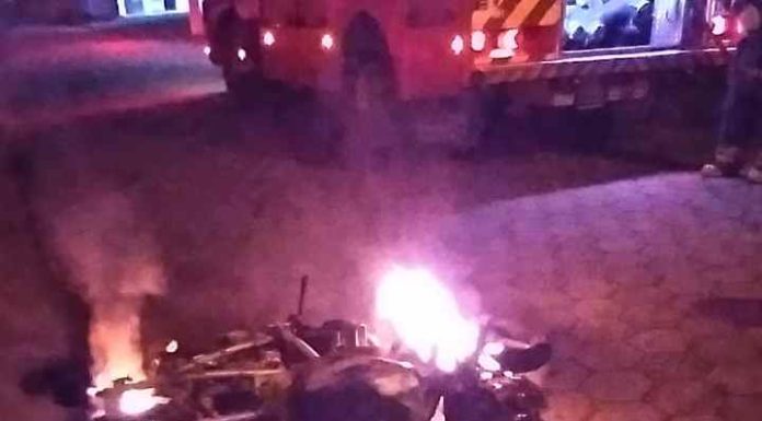 Bombeiros atendem incêndio em moto no Gravatá, em Navegantes
