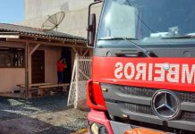 Casa tem forro destruído em incêndio no Bairro Itacolomi em Piçarras
