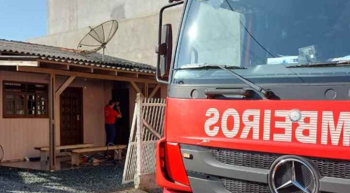 Casa tem forro destruído em incêndio no Bairro Itacolomi em Piçarras