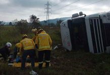 Quatro pessoas ficam feridas em acidente com caminhão carregado de algodão