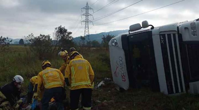 Quatro pessoas ficam feridas em acidente com caminhão carregado de algodão