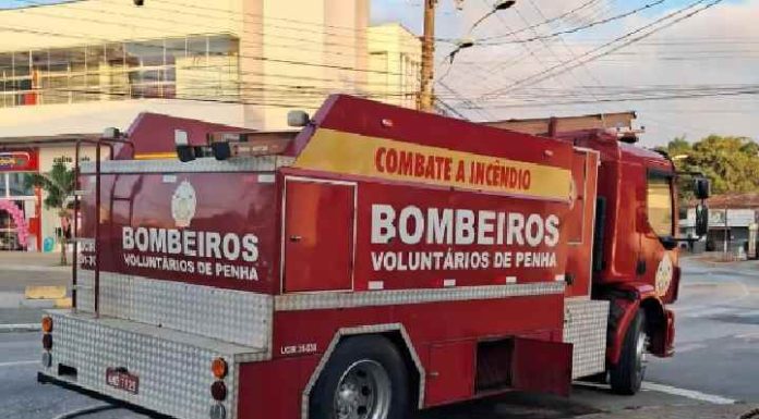 Bombeiros Voluntários de Penha controlam incêndio em cafeteria