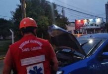 Três pessoas ficam feridas em acidente de carro no centro de Penha