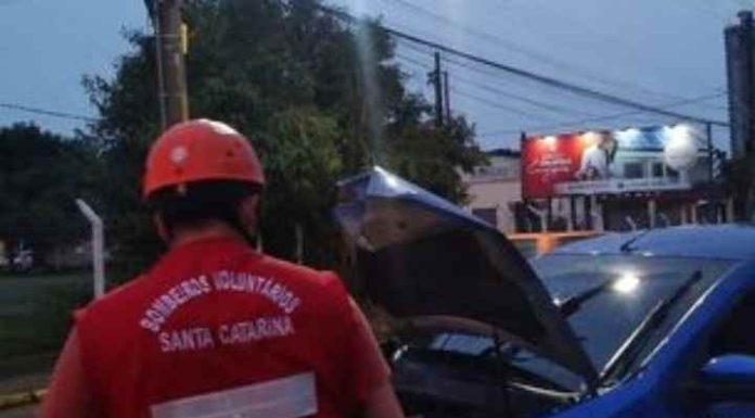 Três pessoas ficam feridas em acidente de carro no centro de Penha