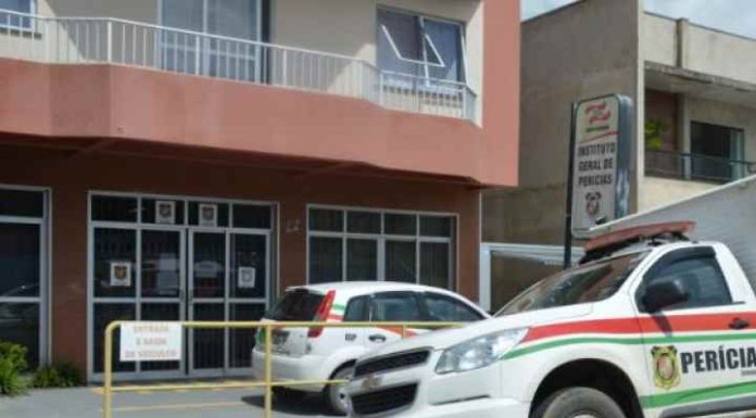 Jovem de 22 anos é morta na frente dos filhos, de 1, 2 e 3 anos