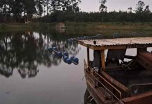 Barco com seis adolescentes afunda em lagoa da Santa Lídia; um deles segue desaparecido