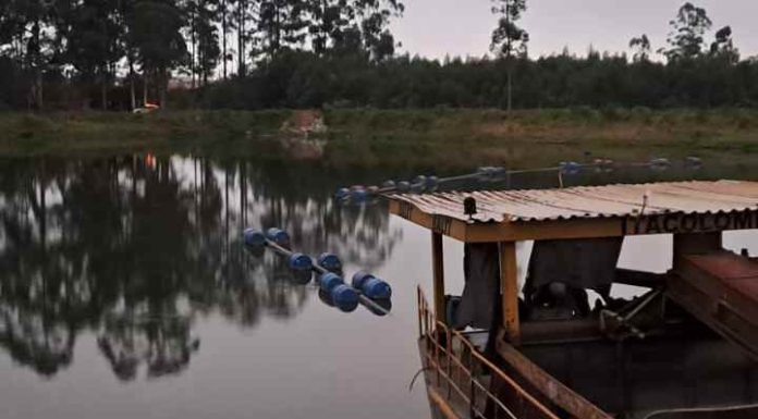 Barco com seis adolescentes afunda em lagoa da Santa Lídia; um deles segue desaparecido