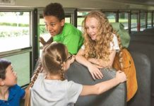 Mãe de aluno denuncia motorista do transporte escolar por ameaçar jogar estudantes fora do ônibus