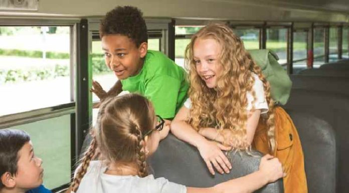 Mãe de aluno denuncia motorista do transporte escolar por ameaçar jogar estudantes fora do ônibus