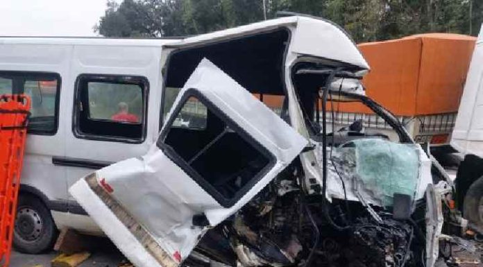 Van com trabalhadores que vinham para Piçarras é atingida por carreta na BR-470