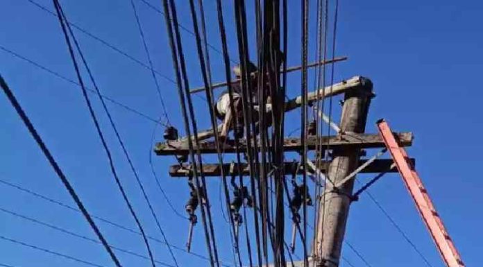 Homem passa quase 20 horas em cima de poste para fugir da PM