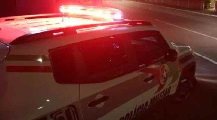 Após tentar beijar mulher à força, homem invade casa e esfaqueia quatro pessoas em SC