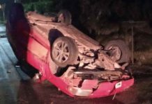 Veículo capota com três ocupantes na marginal da BR-101 em Piçarras
