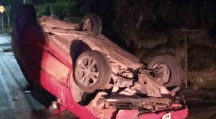 Veículo capota com três ocupantes na marginal da BR-101 em Piçarras