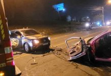 Motorista fica preso às ferragens após batida frontal entre dois carros em Penha