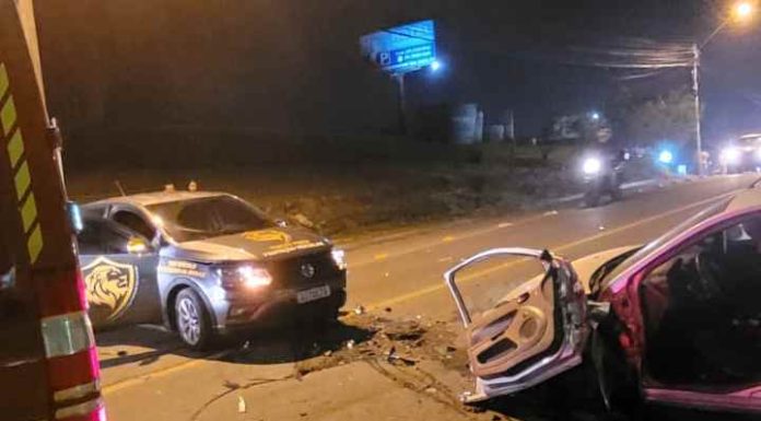 Motorista fica preso às ferragens após batida frontal entre dois carros em Penha