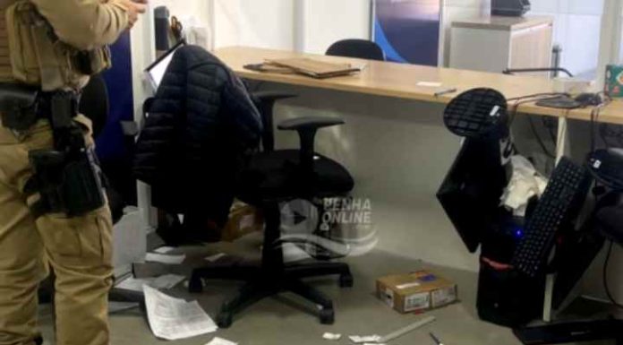 Mulher quebra móveis e computadores da Farmácia Municipal da Policlínica de Penha