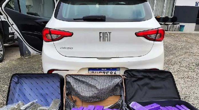 Polícia sente cheiro de maconha e mulher que falava ao celular no carro é presa com 108 kg da droga em SC