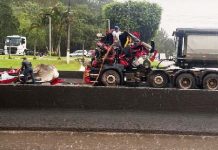Motociclista morre em acidente e corpo vai parar dentro da vala
