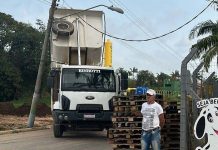 Caçamba “enrosca” em poste, que ameaça cair no interior de Balneário Piçarras