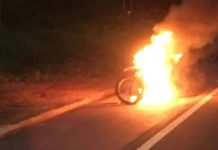 Mulher revoltada queima roupas e moto do companheiro no meio da rua