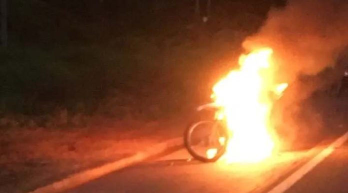 Mulher revoltada queima roupas e moto do companheiro no meio da rua
