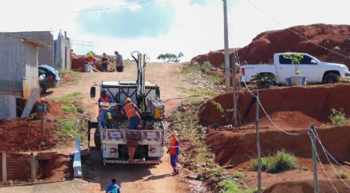 Locais sem rede elétrica recebem iluminação em Barra Velha