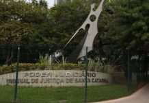 Homem agride dono de bar com martelo após ter fiado negado e é condenado em SC