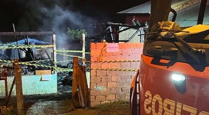 Mãe tenta salvar filho de incêndio em casa, e os dois morrem em SC