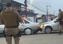 Homem é morto a facadas dentro do próprio carro por companheiro da ex em SC