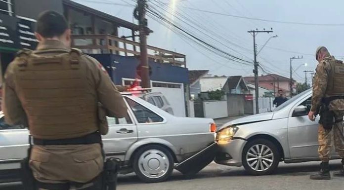 Homem é morto a facadas dentro do próprio carro por companheiro da ex em SC