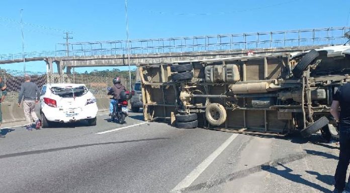 Caminhão tomba em Barra Velha e tranca faixa do quilômetro 96 em diante