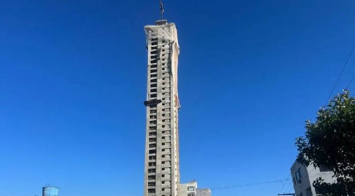 Trabalhadores ficam presos em andaime no 31° andar de prédio após cabo se soltar em Chapecó