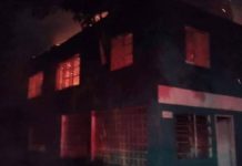 Antigo imóvel comercial é destruído pelo fogo no Bairro de Armação em Penha