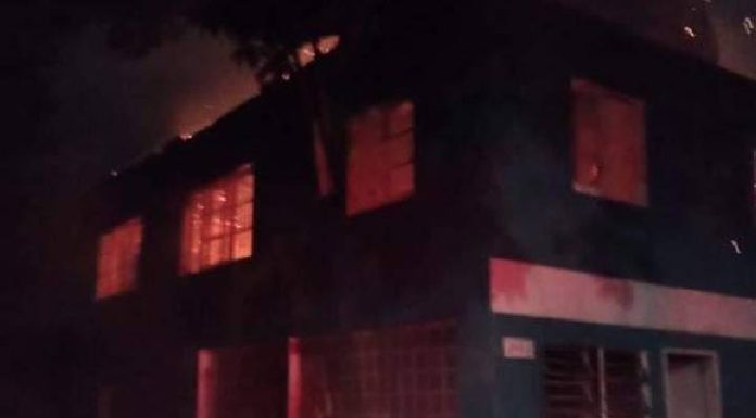 Antigo imóvel comercial é destruído pelo fogo no Bairro de Armação em Penha