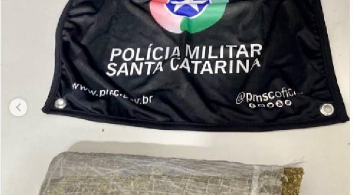Homem procurado por roubo é preso com quase meio quilo de maconha em Itajuba
