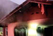 Casa é parcialmente destruída por incêndio na madrugada desta sexta-feira (18) em Porto Belo