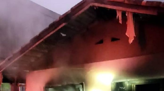 Casa é parcialmente destruída por incêndio na madrugada desta sexta-feira (18) em Porto Belo