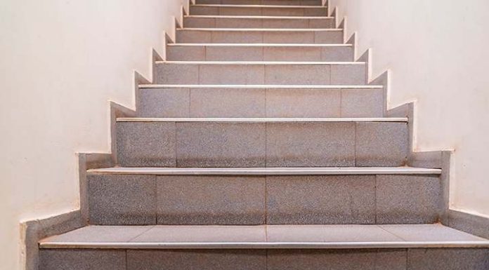 Homem empurra a ex da escada na frente da filha em Porto Belo