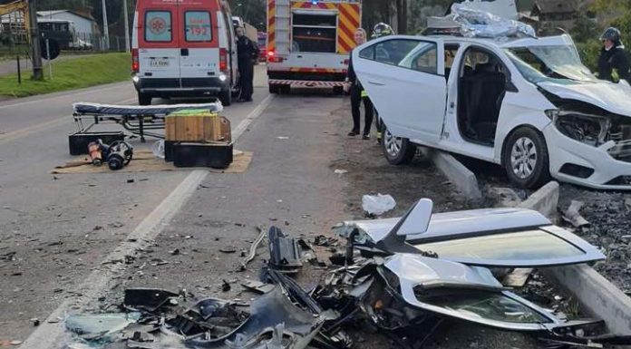 Duas pessoas morrem após acidente com carros na BR-470, em SC