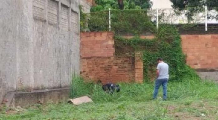 Corpo de homem com dedos decepados é encontrado em terreno baldio em Barra Velha