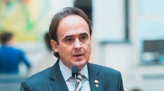 Deputado Carlos Humberto cogita concorrer a vaga no Senado em 2026