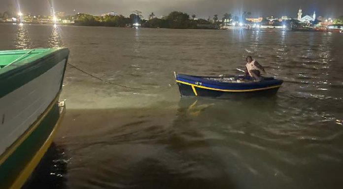Pescador de 56 anos é resgatado após ficar a deriva próximo ao Molhe do Rio Itajaí Açu