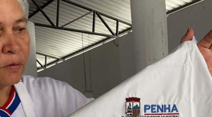 Serventes e merendeiras da rede municipal de ensino de Penha recebem uniformes padronizados